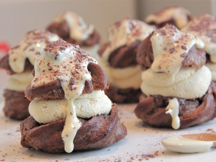 Sunnudagur – Súkkulaðibollur með bananasplitt rjóma og hvítu súkkulaði