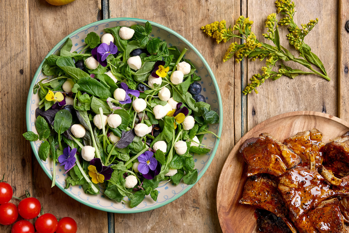 Sumarlegt mozzarella salat