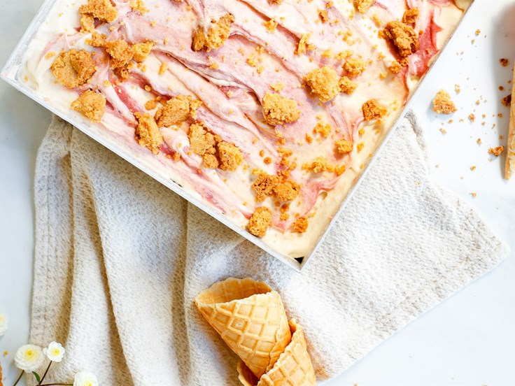 Laugardagur – Rabarbaraís með hvítu súkkulaði og kexmulningi