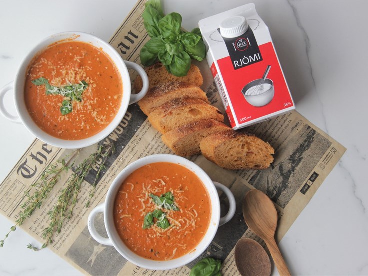 Fimmtudagur – Tómatsúpa með ristuðum tómötum og basilíku